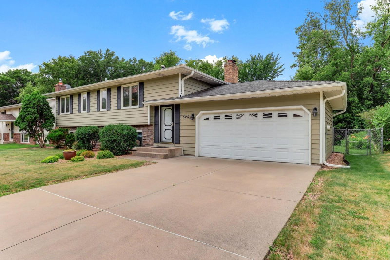 525 Lakewood Drive S - Photo 2