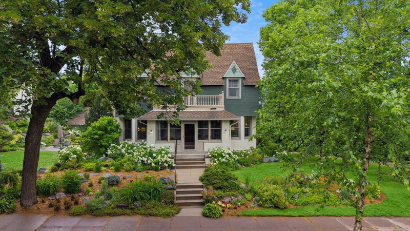 1818 Kenwood Parkway - Photo 2