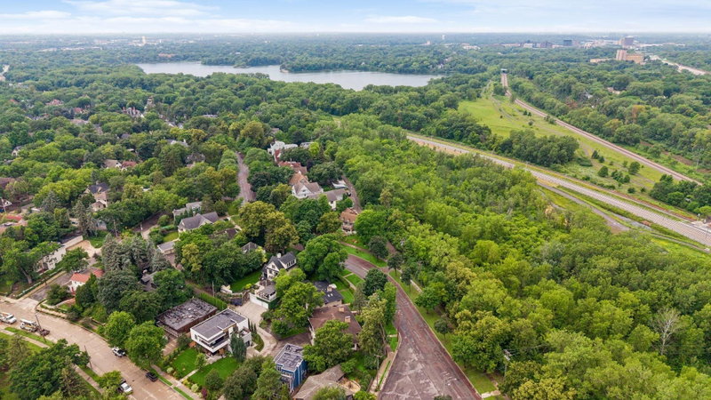 1818 Kenwood Parkway - Photo 4