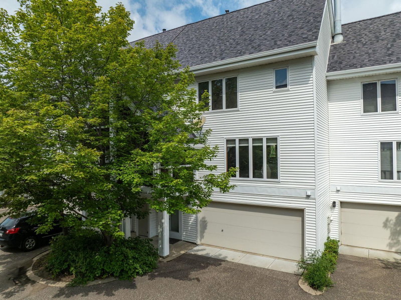 921 / 923 Dartmouth Place SE - Photo 2
