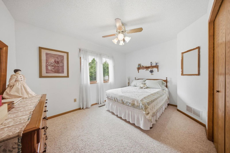 4852 Hillvale Avenue N - Photo 24