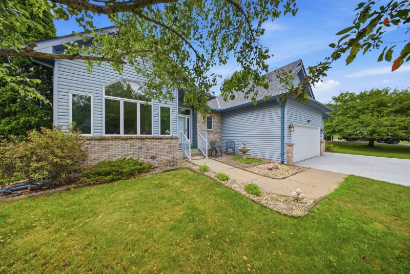 4852 Hillvale Avenue N - Photo 29