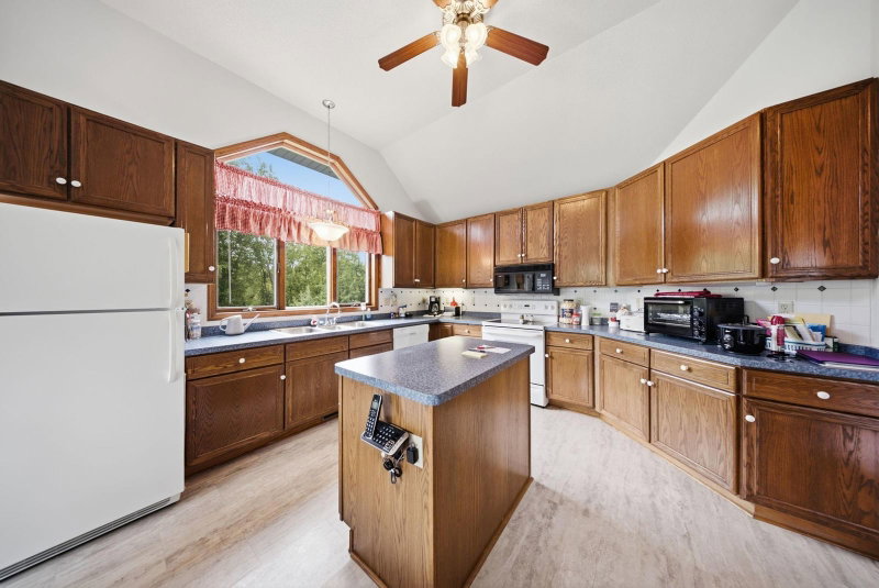 4852 Hillvale Avenue N - Photo 10