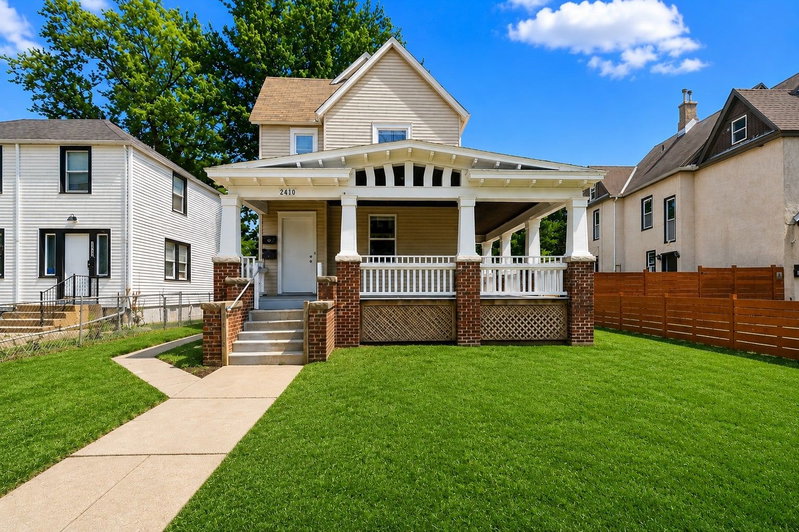 2410 James Avenue N - Photo 2