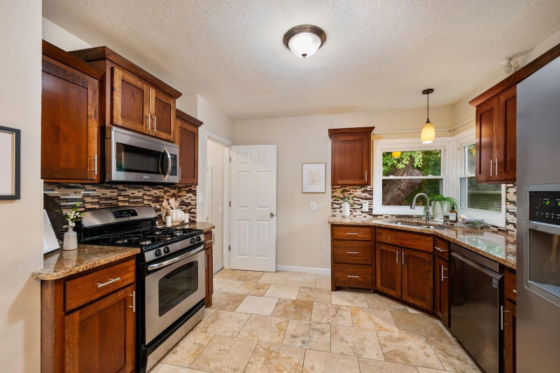 1828 Dakota Avenue S - Photo 8