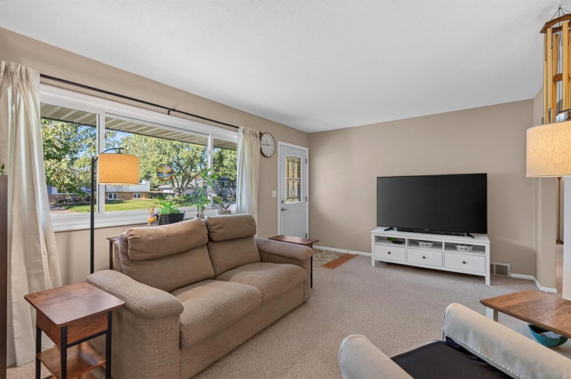 7740 Regent Avenue N - Photo 3
