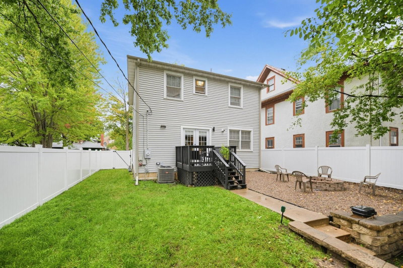 1115 Newton Avenue N - Photo 35