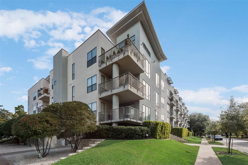 4040 Hall Street #304