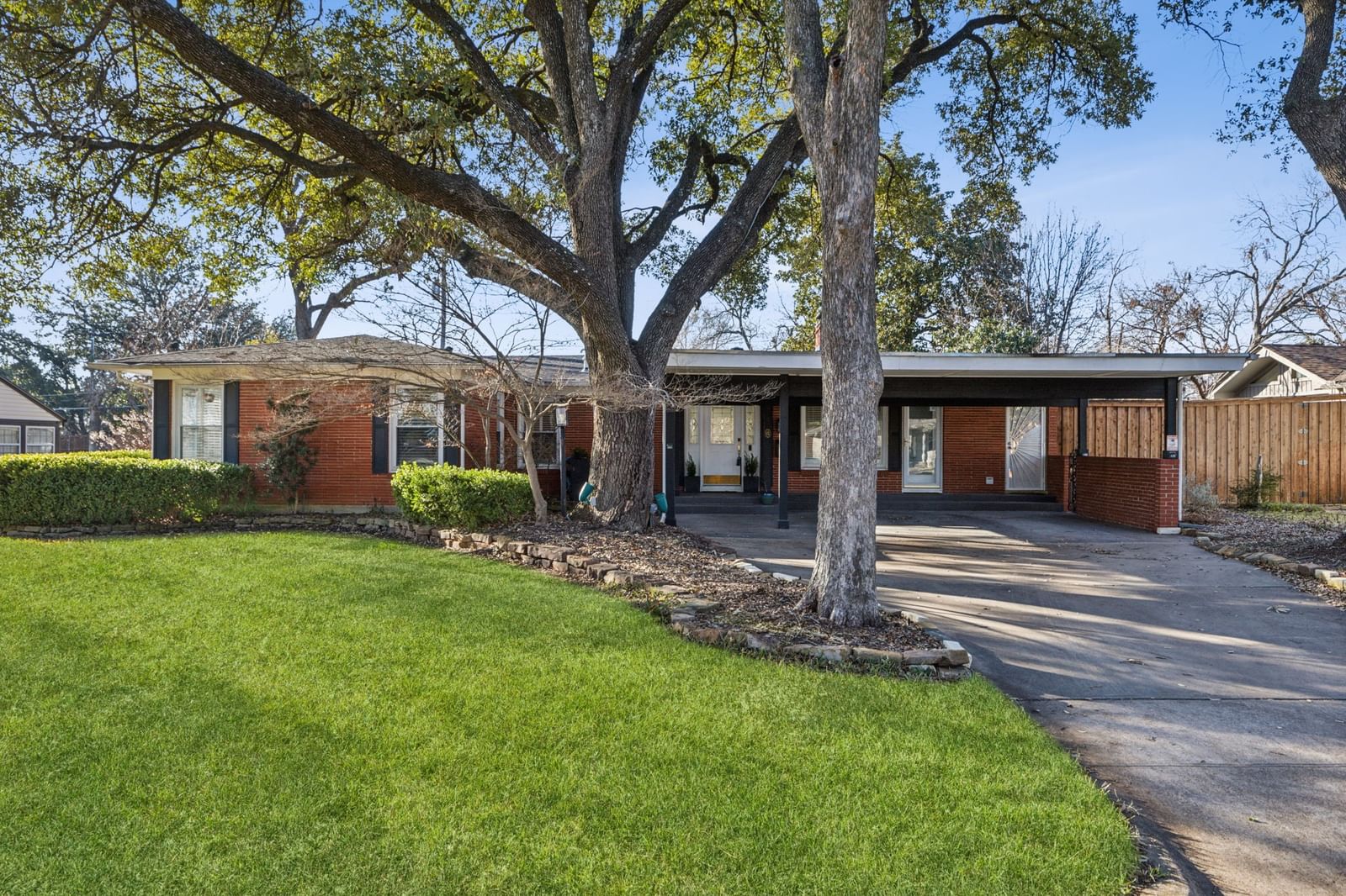 504 Monssen Drive — photo 2