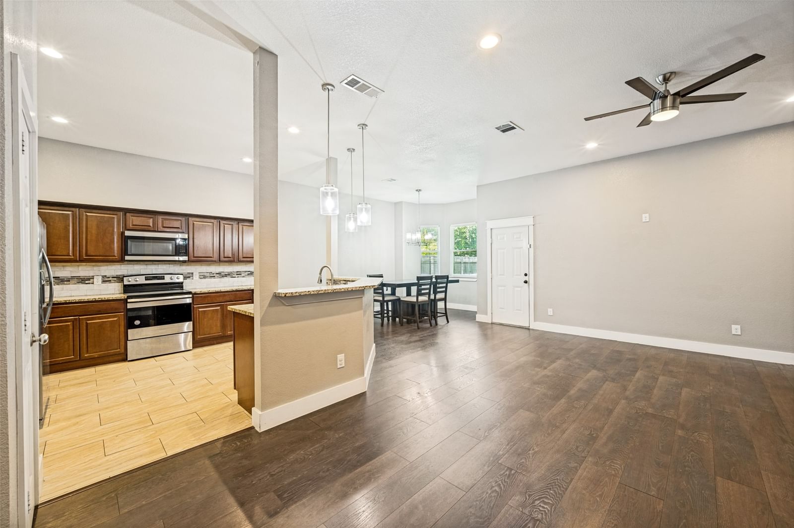 2733 Carpenter Avenue — photo 3