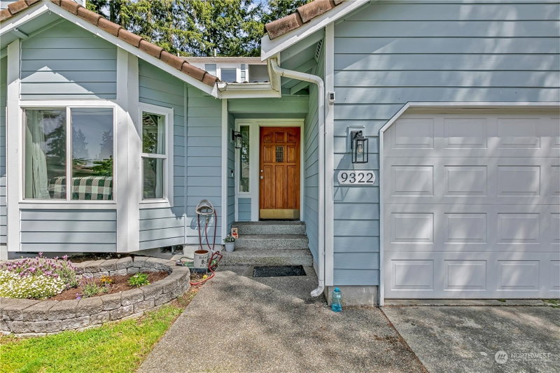 9322 Classic Drive NE photo 2