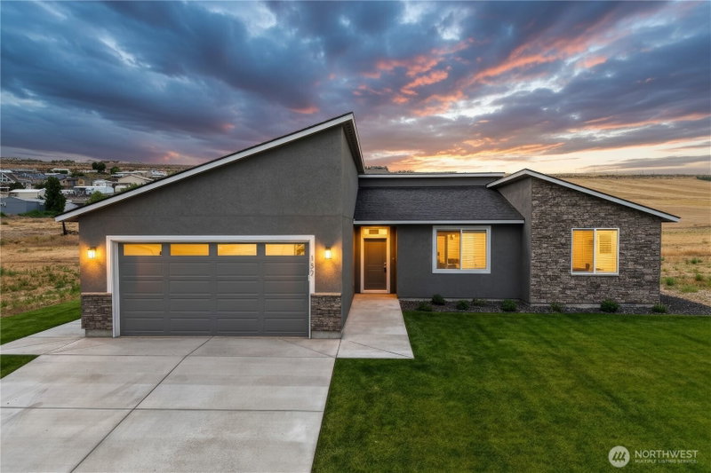 8383 Desert Greens Loop SE photo 1