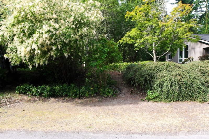 1042 Crest Avenue photo 2