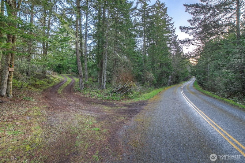 1536 Neck Point Road photo 2