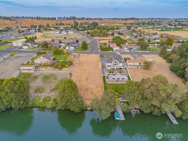 4898 Shorecrest Drive NE photo 2