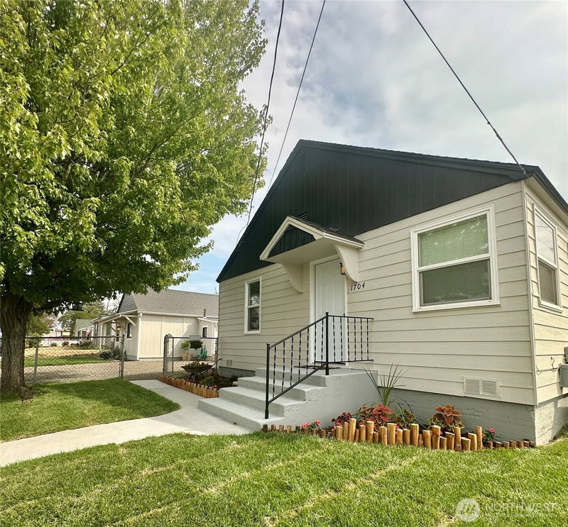 1704 & 1708 Walla Walla Avenue photo 2