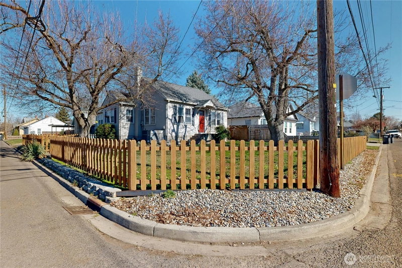 405 SE 8th Street photo 2
