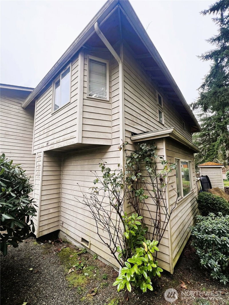 5624 Wisteria Lane NE photo 1