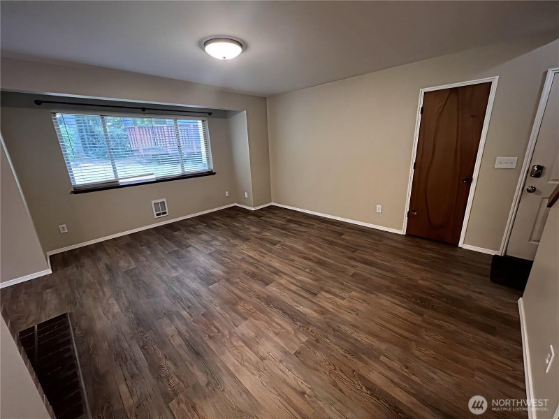 5624 Wisteria Lane NE photo 2