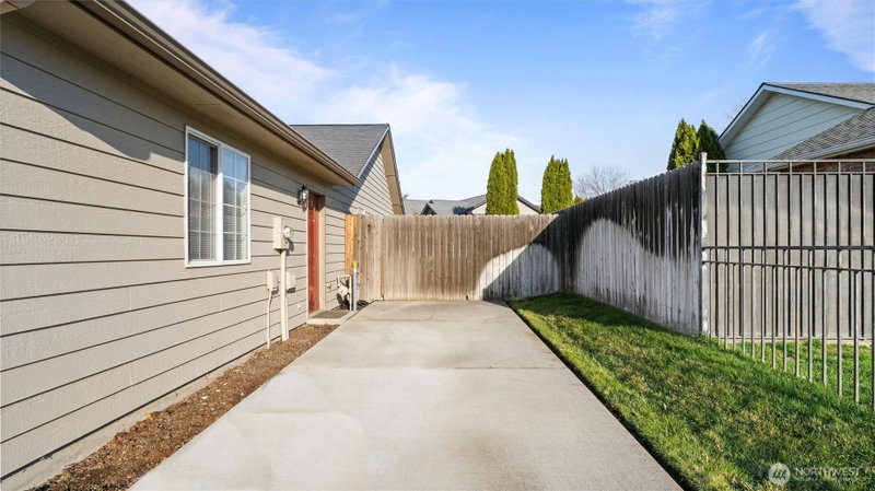 1869 SE Larch Avenue photo 29