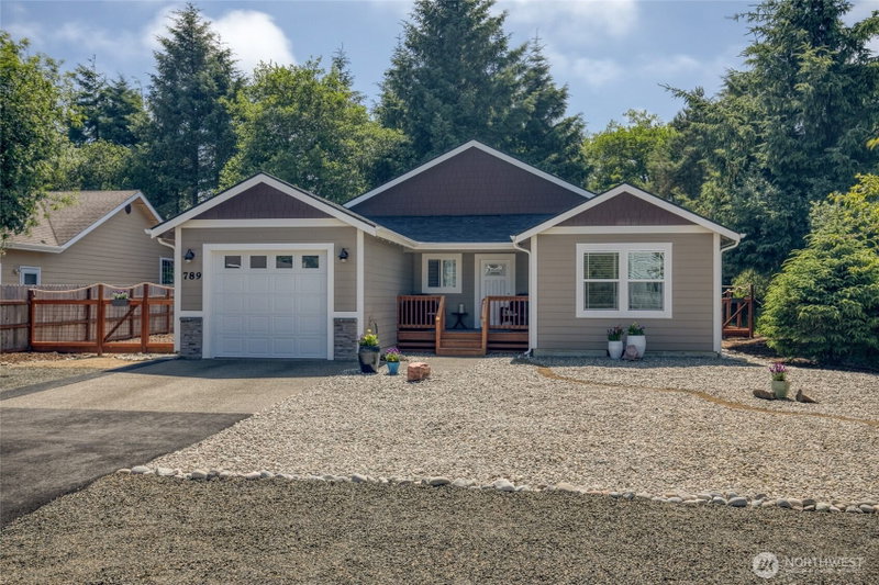 789 Island Circle SE photo 1
