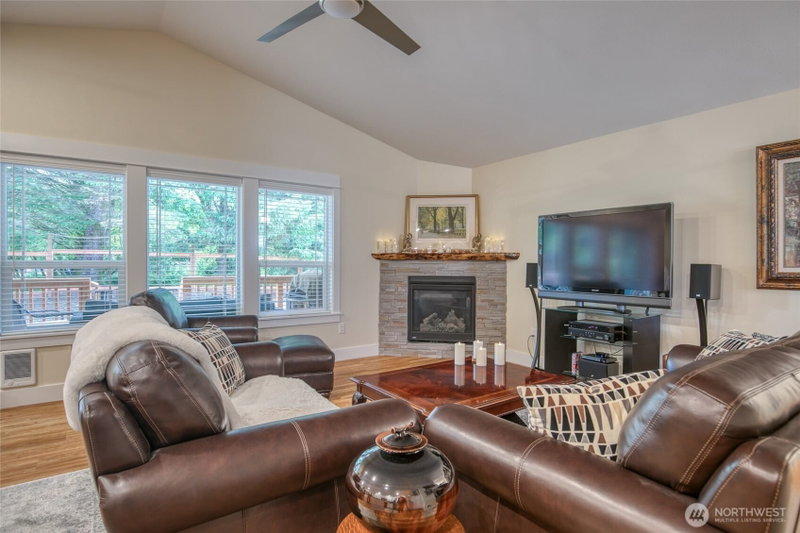 789 Island Circle SE photo 2