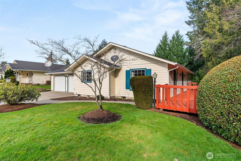 117 Hawthorn Lane photo 2