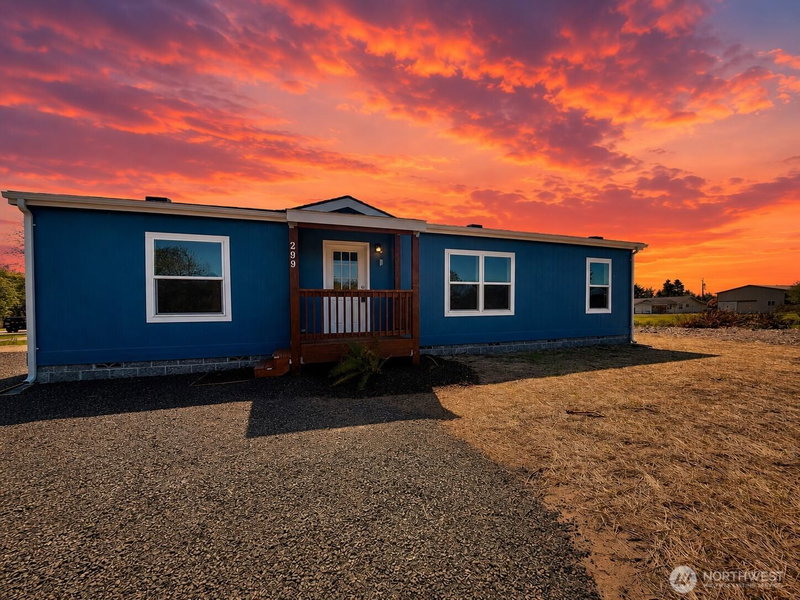 299 Octopus Avenue NE photo 2