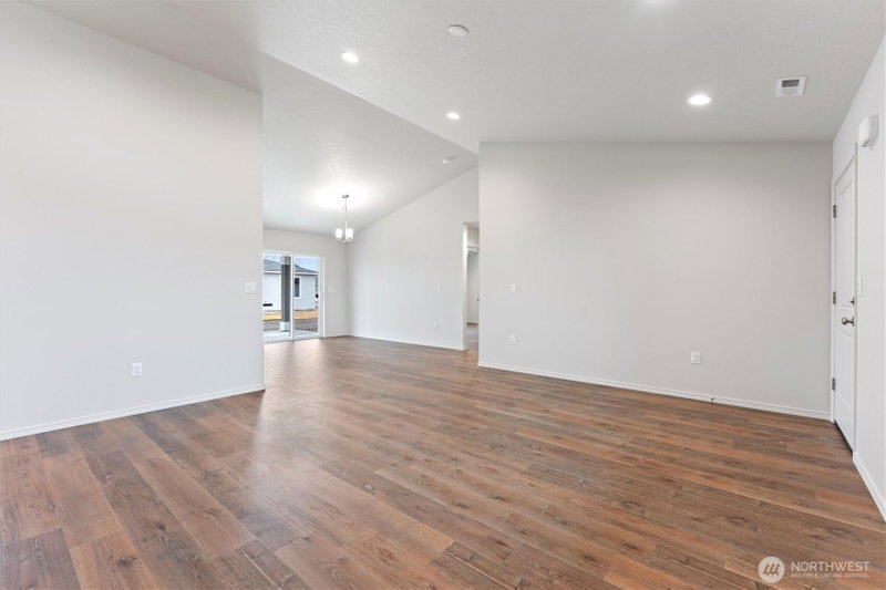 923 La Vista Drive photo 2