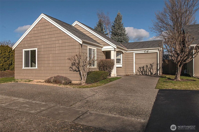 800 SE Parkside Place photo 2
