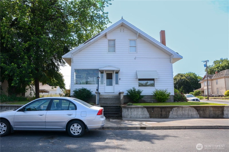 202 E 3rd Avenue photo 40