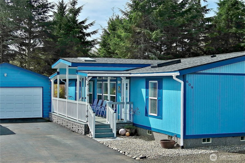 609 Chenois Avenue NE photo 1
