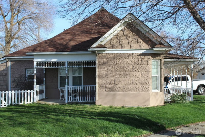 209 E Alder Avenue photo 2