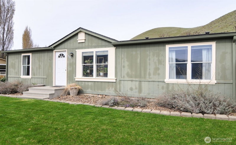 1698 Sunset Drive photo 1