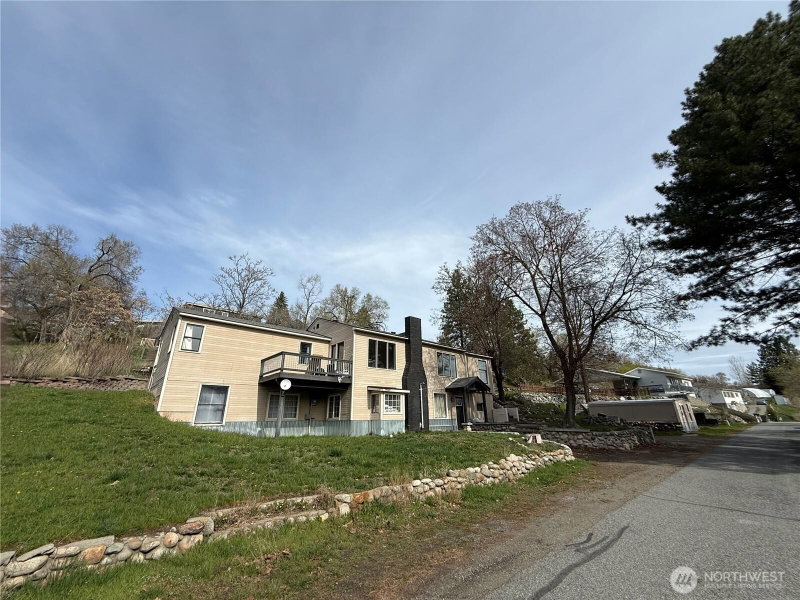 649 5th Avenue N photo 2