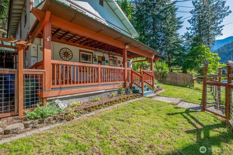 231 Benton photo 2