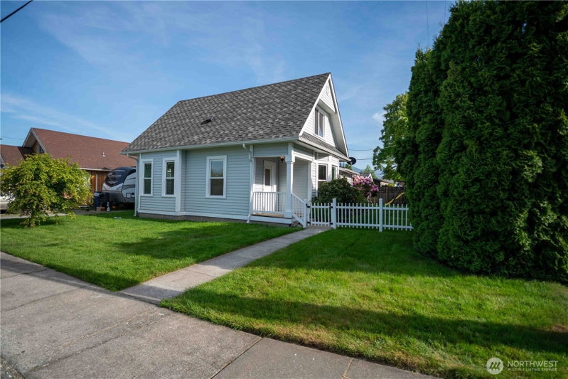 304 Sumas Ave photo 2