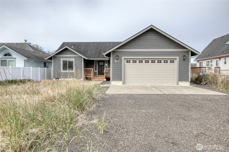 673 Island Circle SE photo 2