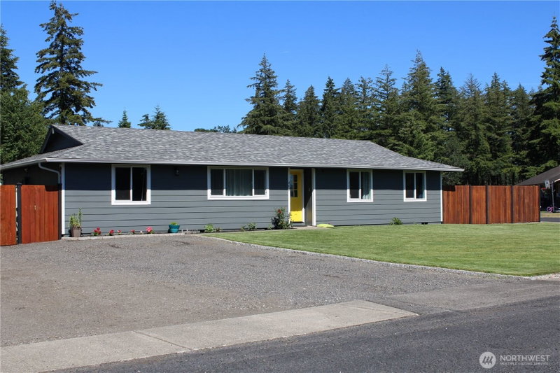 402 California Avenue N photo 2
