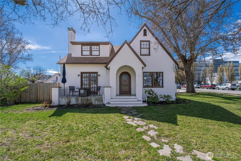 841 Red Apple Road photo 2