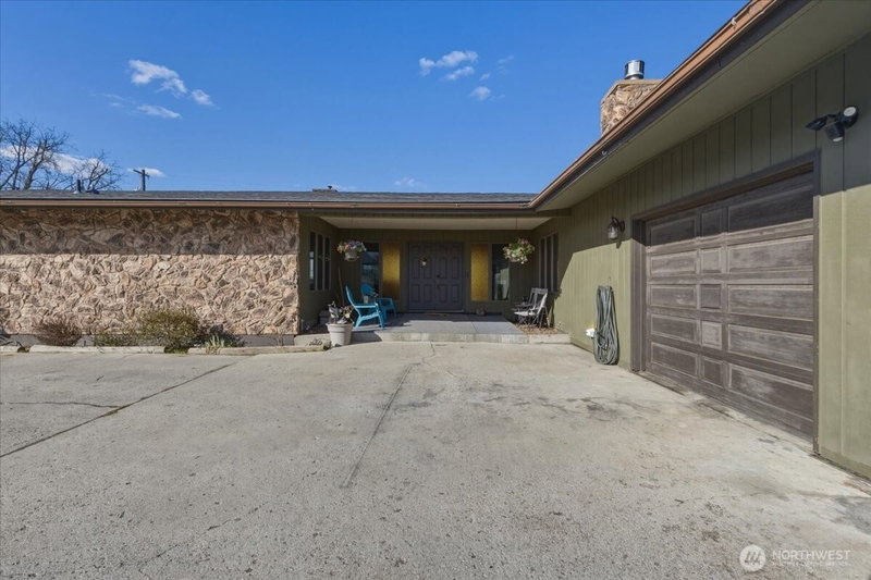 313 SE Trinity Avenue photo 2