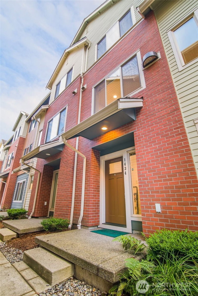 1434 157th Place NE photo 2