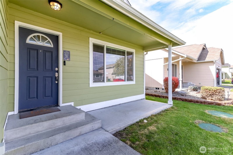 9921 Greenleaf Loop SE photo 2