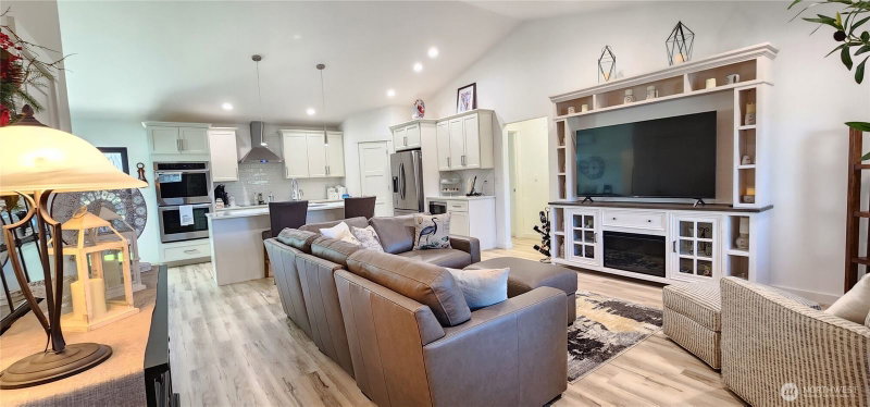 160 E Country Club Drive N photo 2