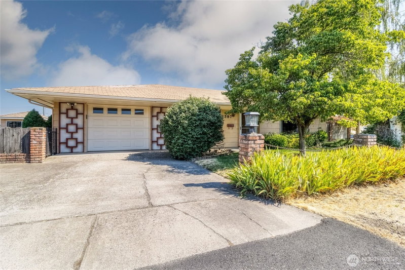 1587 Olive Street photo 1
