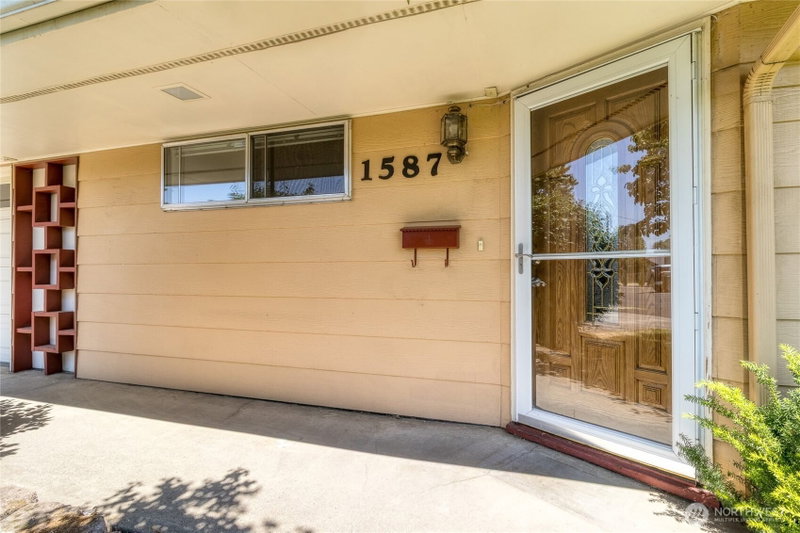 1587 Olive Street photo 2
