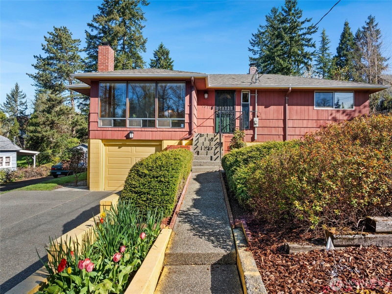 1011 E Smith Street photo 1