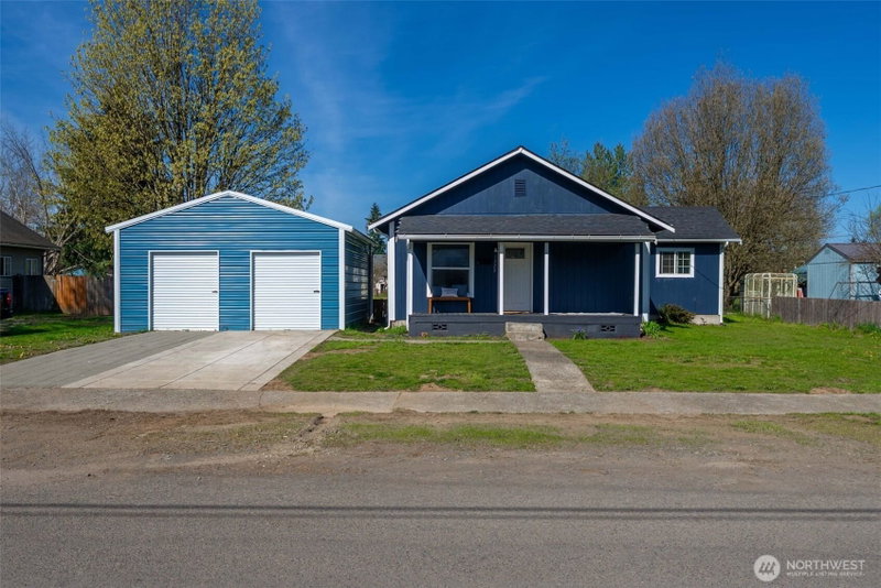1323 Logan St photo 2