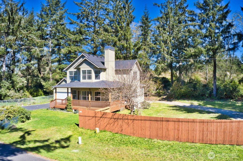 830 Discovery Avenue SE photo 2