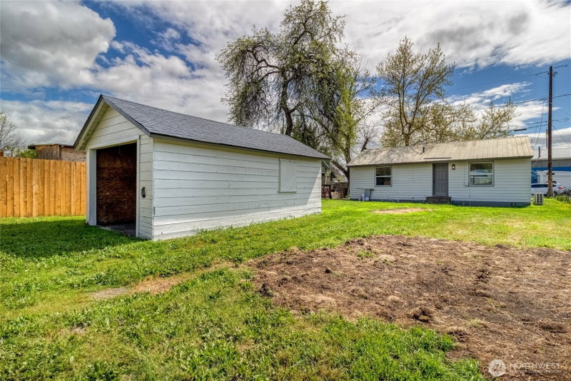552 Edith Avenue photo 19